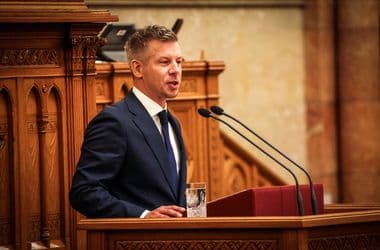 Csökkentik Magyar Péter fizetését, visszanevezik a vármegyéket megyére – élő közvetítés a parlament üléséről