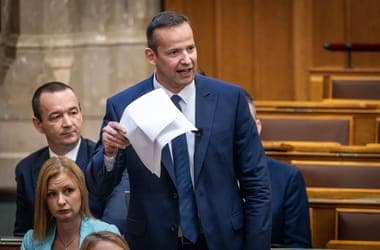 Megjött Toroczkai magyarázata arra, miért maradtak ülve a Mi Hazánk képviselői, amikor a roma holokausztra emlékeztek a parlamentben
