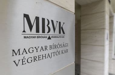 Hiába a százmilliós vagyonvesztés, büntetlenül marad a végrehajtói kar Rogán köréig érő mutyigyanús ingatlanértékesítése