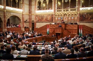 Ma választhatják meg Unger Annát a vagyonvisszaszerzési hivatal élére – élőben a parlament üléséről