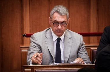 Lázár János olyan sokat hiányzott a parlamentből, hogy csak minimálbért kapott júliusra