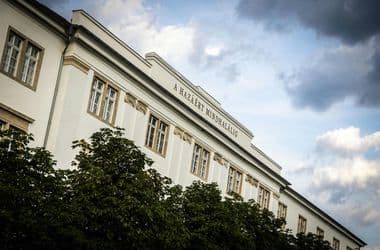 Kétmilliárd forintot költöttek a Honvédelmi Minisztérium miniszteri szobáinak felújítására