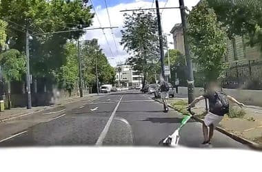 Videó: autó előtt esett el egy rolleres Budapesten, éppenhogy sikerült elkerülni az ütközést