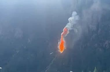 Videó: Lángolva zuhant le egy drótkötélbe akadt helikopter Olaszországban