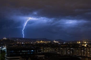 Kidőlt fák, megrongálódott épületek – így köszönt be a vihar az országba
