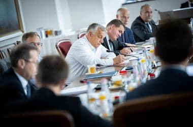 Félmilliárd eurót öntött titokban a választás előtt a 4. és a 7. leggazdagabb magyarra az Orbán-kormány, de jutott a Futureal-csoportnak is
