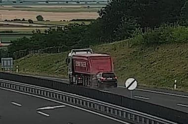Ezért tilos mobilozni vezetés közben: videón, ahogy egy személyautó kamionnak ütközik