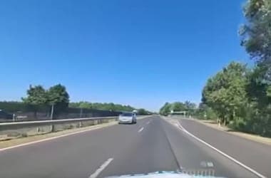 Videó: a navigációt okolta egy autós, miután a forgalommal szemben indult el Békéscsabánál