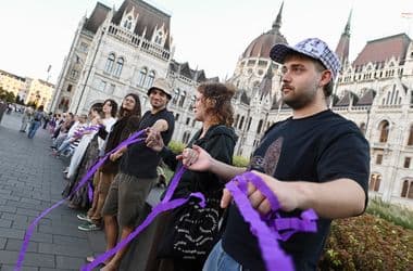 „Növessz tököt, Magyar Péter!" – videós riport az isztambuli egyezmény ratifikálása melletti tüntetésről