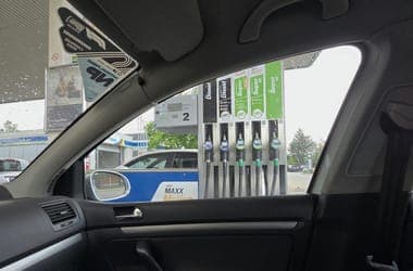 Így változnak pénteken az üzemanyagárak