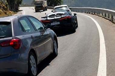 Egy életen át fizetheti: Volkswagen Polóval hajtott neki a prototípus Bugattitnak