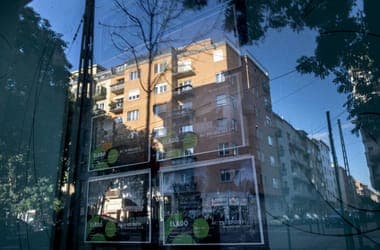 Ma már nyolc új autót ér egy átlagos budapesti lakás