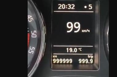Videóra vette egy taxis, ahogy Skodája eléri az egymillió kilométert