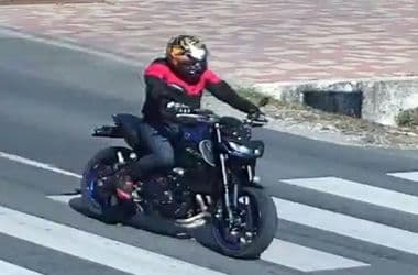 Közlekedési vita után kővel verte be egy autó szélvédőjét egy motoros – keresi a rendőrség