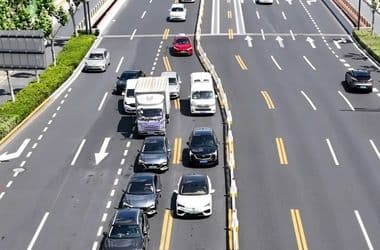 Nem a sofőrök ittak, tényleg arrébb tud menni a terelőkorlát Sanghajban