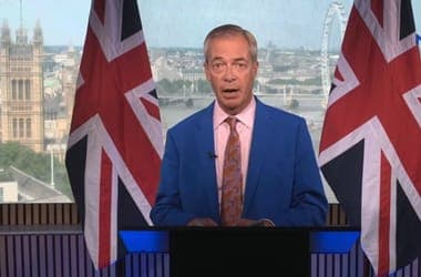 Több brit szélsőjobbos megmondóember dicsőíti a doveri maszkosokat, Farage elítélte őket