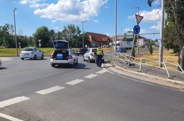 Nem talált ki a körforgalomból az ittas autós – videó