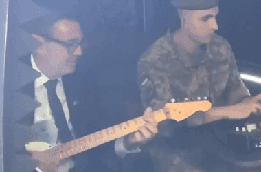 Az új brit miniszterelnök Smiths-számot játszott egy ukrán katonazenekarral - videó