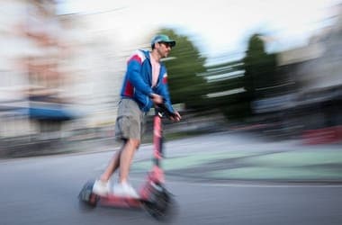 Görögországban megtiltanák, hogy 17 év alattiak elektromos rollerezzenek