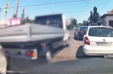 Percekig állt a forgalom egy pesti kereszteződésben, mert a sofőr beszaladt vásárolni – videó