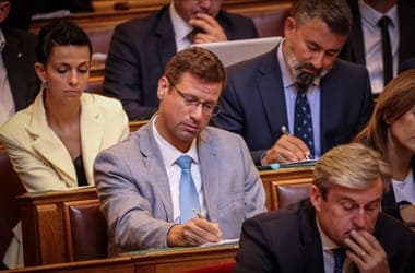 Gulyás Gergely állítása szerint nem lát el politikai feladatokat a Fideszben, egyelőre csak felkérést kapott