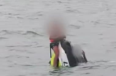 Több mint 16 órán át sodródott a tengeren egy apa és két fia egy felborult jetski miatt