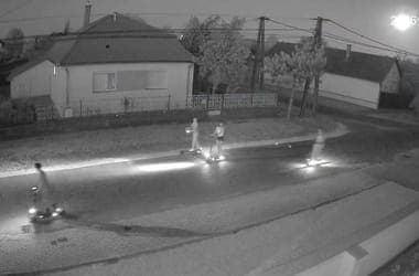 Bivalyerős rollerekkel száguldoztak gyerekek a 10-es főúton, a polgárőrök kapták el őket