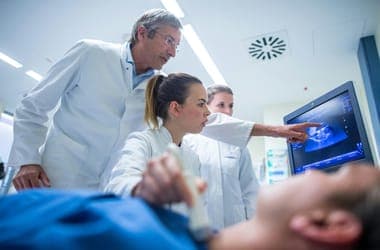 Megvizsgálták az amerikai fiatalokat, amit a nyakuknál találtak, az rendkívül ijesztő