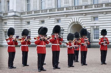 Videó: A Kilenctől ötig főcímdalával emlékezett Dolly Partonra a brit királyi gárda a Buckingham-palota előtt