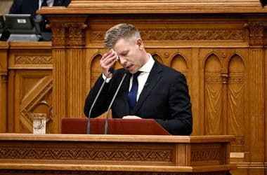 Rekordhosszú beszédet mondott Magyar Péter a parlamentben, Török Gábornak is feladta a leckét