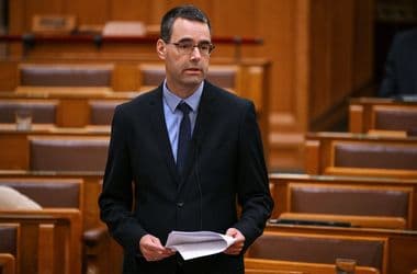 Svéd Tamás: Több ezer használhatatlan lélegeztetőgépet vásárolt Szijjártó minisztériuma túlárazva