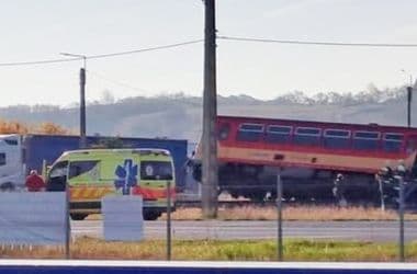Lefordult a sínről egy személyvonat, miután autóval ütközött Nyergesújfalunál