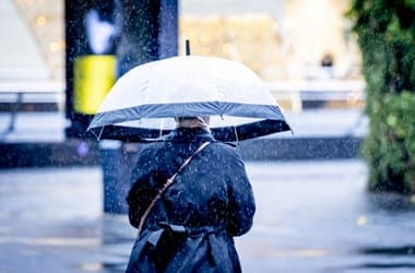 Szerda délután megérkezik az eső, mindenki vigyen magával esernyőt