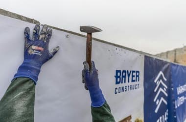 Ezrek figyelik aggódva a Tisza-kormány és a Bayer Construct meccsét – zsarolási potenciál mindkét fél számára van a helyzetben