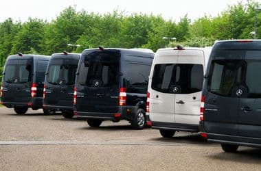 Több mint 500 Mercedes is érkezik – itt az állam 47,7 milliárdos autóbeszerzésének listája