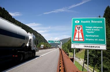 Vége a kiragasztós autópálya-matricáknak Ausztriában, drágulás is jön