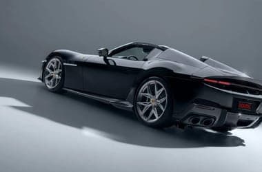 Leheletfinom tuningot kapott a V12-es nyitott tetős szemrevaló Ferrari