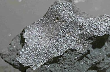 Megvizsgálták ház tetejét beszakító meteoritot, hemzseg az aminosavaktól