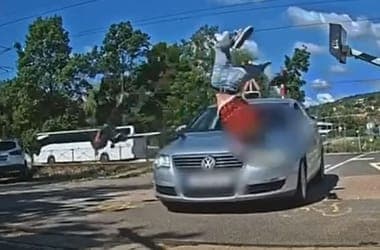 Hatalmasat szaltózva repült át a rolleres egy kocsin, amikor az eléhajtott – videó