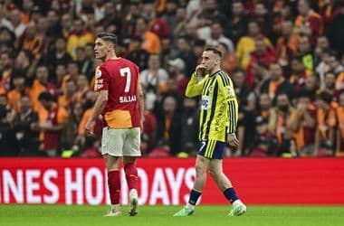 Nekiment Sallai Rolandnak a Fener játékosa, tömegjelenettel végződött az isztambuli derbi – videó