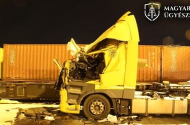 Kamion vezetőfülkéjére ejtett egy 27 tonnás konténert egy targoncás, meghalt a sofőr