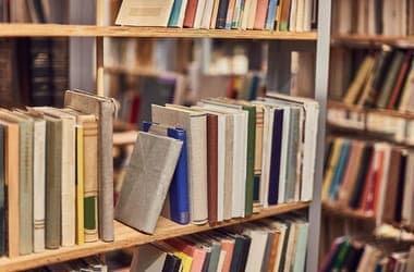 Antik könyveket vesznek az AI-cégek, majd a tartalmuk kimásolása után egyszerűen eldobják őket