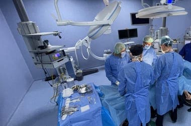Beköltözött a műtőbe az AI, először segített egy agydaganat eltávolításában