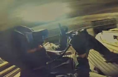 Videón látható, ahogy két maszkos ember a 2-es metró tetején utazik, ami nem csak szabálytalan, de életveszélyes is