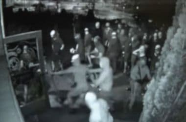 Videón, ahogy maszkos lengyel szurkolók megtámadják a Ferencváros drukkereit egy pizzériában