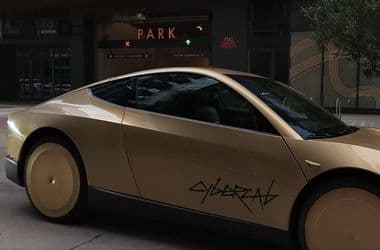 Videó: kormány és biztonsági sofőr nélkül járják már az utcákat a Tesla Cybercabjai