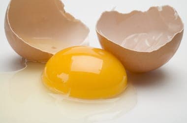 Egy friss kutatás szerint a biotojásnak rosszabb hatása van az éghajlatra, mint a ketrecesnek