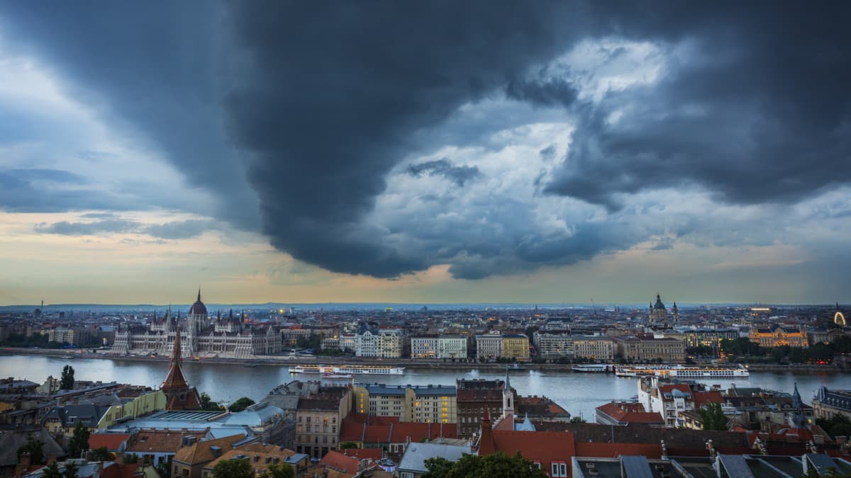 Alaposan átírja az időjárást a hidegfront, heves zivatarok is kialakulhatnak
