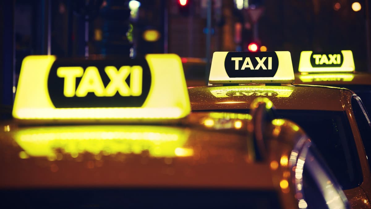 Tanulságos példa: négy cég áll készen, de London elhalasztotta az önvezető taxis projektet