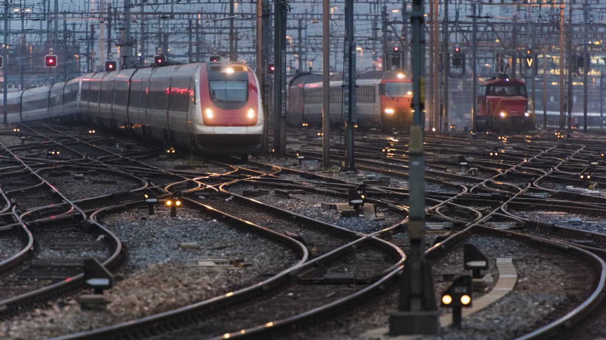 Felsővezeték-szakadás miatt az egyik vasúti fővonalon fennakadások vannak